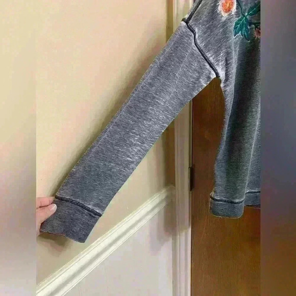 Lucky Brand Floral Embroidered Gray Long Sleeve Distressed Shirt Size Medium - Picture 10 of 14